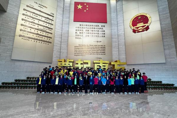Students toured the exhibition hall at the People’s Liberation Army Hong Kong Garrison in Stonecutters Island, learning about the hardships of nation-building and appreciating that today’s achievements were hard-earned.